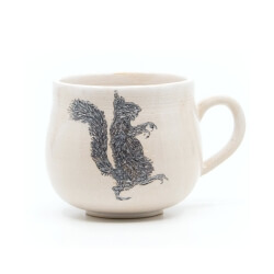 Schöne weiße handgefertigte Tasse mit Zombi Eichhörnchen Silhouette - Linke Seite
