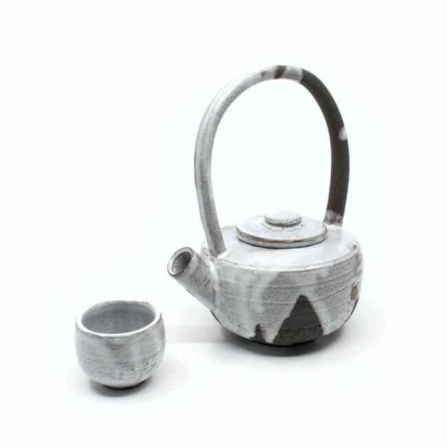 kleine Teekanne mit Teeschale im japanischen Stil - Frontansicht