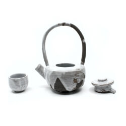 kleine Teekanne mit Teeschale im japanischen Stil - Deckel offen