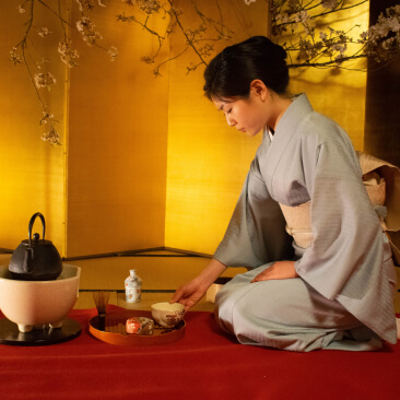 Frau während einer japanischen Teezeremonie
