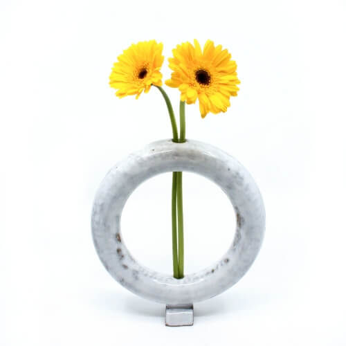 Handgemachte zirkulaere weiße Vase - Frontansicht mit Blumen