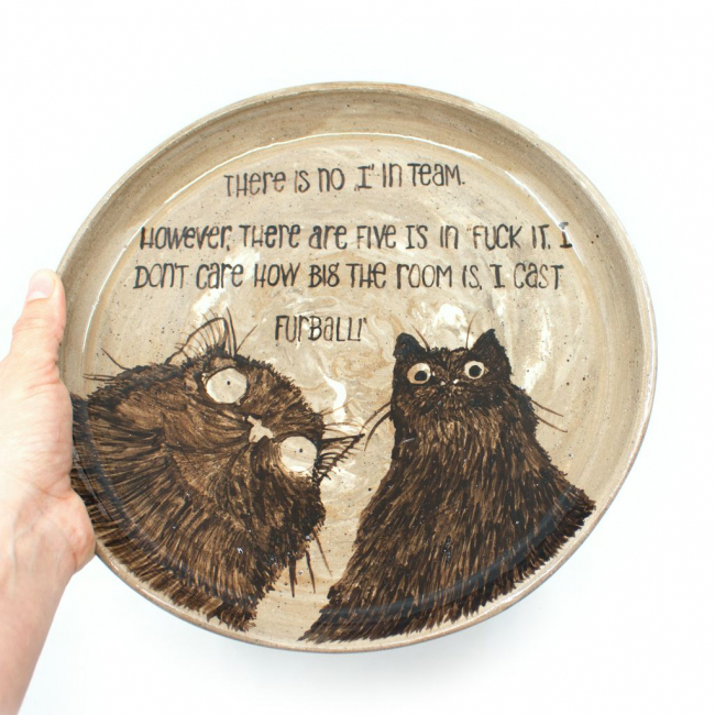 'I cast Furball' ? Handgemalter Katzenteller für Nerds