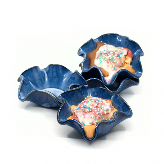 handgemachte Muffinformen in blau staged
